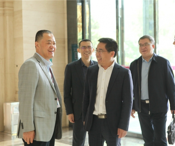 商务部国度茧丝绸协调办公室副司长陈平，西宁市委常委、副市长杜际鹏莅临调研领导