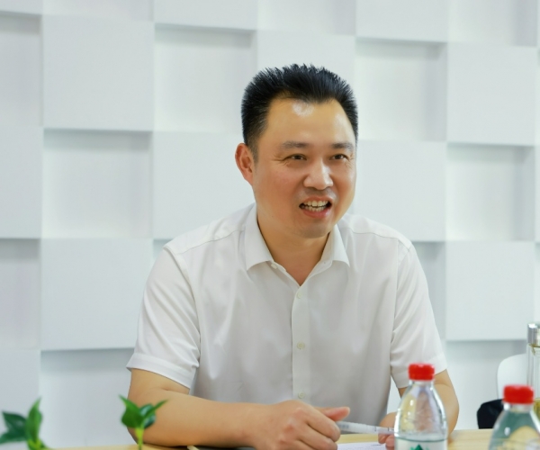 黄冈国度高新区管委会俞春明主任调研J9直营集团丝绸，为发展鼓劲?